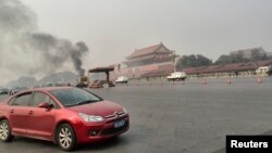 Khói bốc lên từ Quảng trường Thiên An Môn tại Bắc Kinh, ngày 28/10/2013.