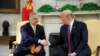 Mantan Presiden AS Donald Trump (kanan) menyapa Perdana Menteri Hungaria Viktor Orban di Gedung Putih, Washington, dalam pertemuan pada 13 Mei 2019. (Foto: Reuters)