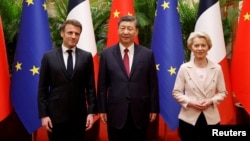 Kineski predsednik Ši Đinping sa Emanuelom Makronom i Uruslom fon der Lajen u Pekingu (Ludovic Marin/Pool via REUTERS)