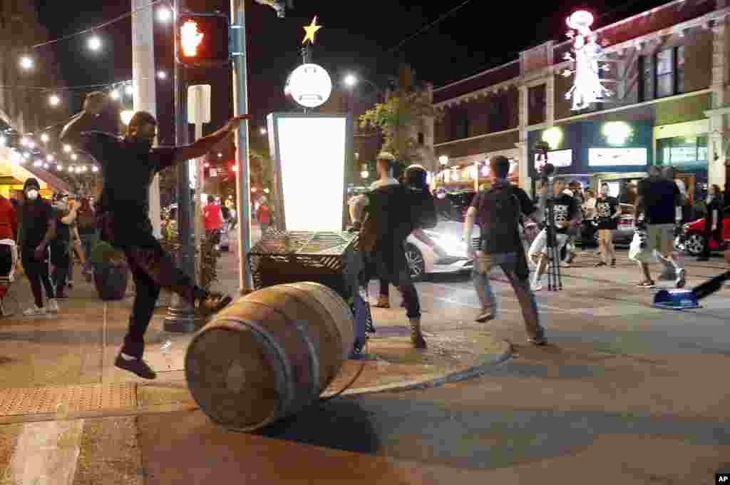 Les manifestants lancent des poubelles alors que la police essaie de les bloquer à University City, le 16 septembre 2017.