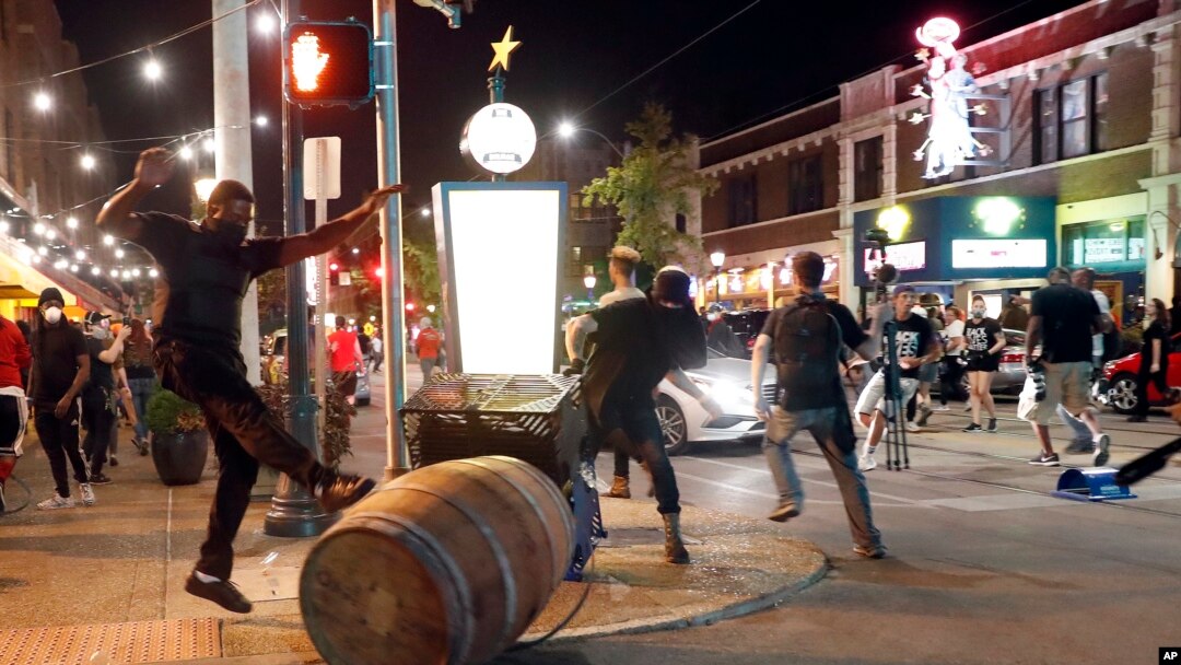 Protes disertai kerusuhan di University City, Missouri Sabtu malam (16/9). 