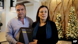 Amerigo Incalcaterra y Sofia Macher, miembros del Grupo Interdisciplinario de Expertos Independientes (GIEI) en una rueda de prensa con periodistas antes de salir de su hotel después de la decisión del gobierno de Nicaragua de expulsar al grupo del país. 