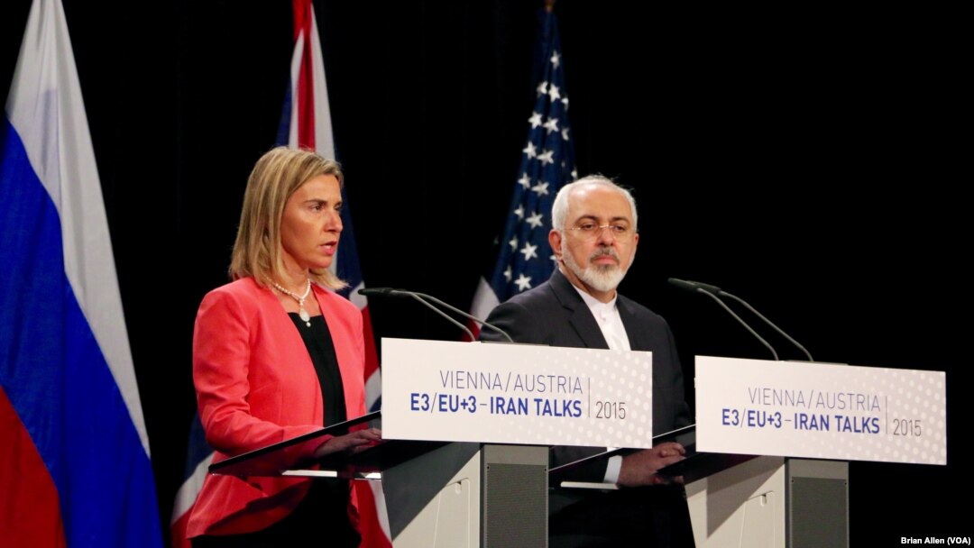 Kepala kebijakan luar negeri Uni Eropa Federica Mogherini dan Menteri Luar Negeri Iran Javad Zarif saat mengumumkan tercapainya kesepakatan nuklir Iran pekan lalu.