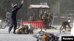 Fuerzas de seguridad afganas en el sitio de la segunda explosión en Kabul, Afganistán, el 30 de abril.