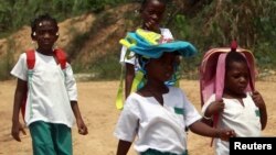 Des élèves sur le chemin de l'école à Bata, en Guinée-Equatoriale, le 17 janvier 2012.