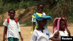 Des élèves marchent après la classe, à Bata, Guinée-équatoriale, le 17 janvier 2012.