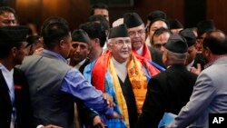 尼泊尔总理奥利（中）在加德满都与内阁成员交谈。（2015年10月11日）