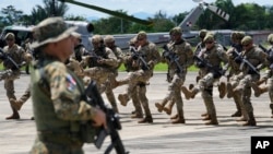 La policía fronteriza panameña asiste a una ceremonia de lanzamiento de la operación Escudo en Nicanor, provincia de Darién, Panamá, el viernes 2 de junio de 2023. 