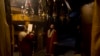 信奉基督教的亚美尼亚人在伯利恒圣诞教堂的圣诞洞内祈祷。(2019年12月24日)