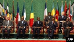 Président Jacques Chirac ya France (D) alandani na président Denis Sassou N'Guessou ya Congo-Brazzaville, elongo na Joseph Kabila mokonzi ya RDC na bakonzi basusu ya Afrika na na bokutani ya COMIFAC na Brazzaville, 4 février 2005.