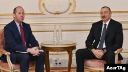 İlham Əliyev və "Airbus" şirkətinin vitse-prezidenti Nikolya Şamosin