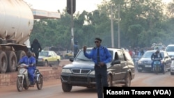 Un agent de la circulation routière dirige les véhicules à Bamako. (Photo: Kassim Traore/VOA)