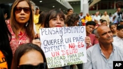 Một phụ nữ cầm tấm bảng viết bằng tiếng Tây Ban Nha: "Suy nghĩ khác và muốn một đất nước khác không phải là một tội ác.” Những người biểu tình đòi trả tự do cho nhà lập pháp đối lập bị bỏ tù Juan Requestesens, ở Caracas, Venezuela, hôm 7/8/2019. (Ảnh AP / Ariana Cubillo)
