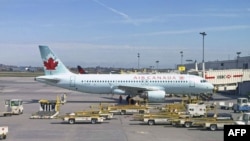 Tiffani Adams, penumpang Air Canada, tertinggal di dalam pesawat berjam-jam setelah pesawat mendarat.