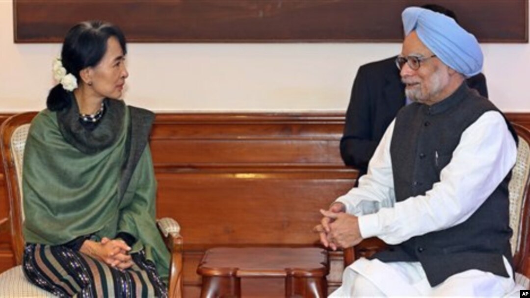 Aung San Suu Kyi (kiri) berbicara dengan PM Manmohan Singh dalam kunjungannya di New Delhi, India hari Rabu (14/11).