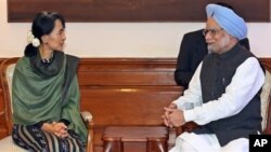 Aung San Suu Kyi (kiri) berbicara dengan PM Manmohan Singh dalam kunjungannya di New Delhi, India hari Rabu (14/11).