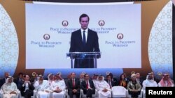 Pada layar televisi tampak Penasihat Gedung Putih dan menantu Presiden Trump, Jared Kushner, berbicara pada Konferensi Perdamaian Ekonomi Timur Tengah di Manama, Bahrain, Selasa (25/6). 