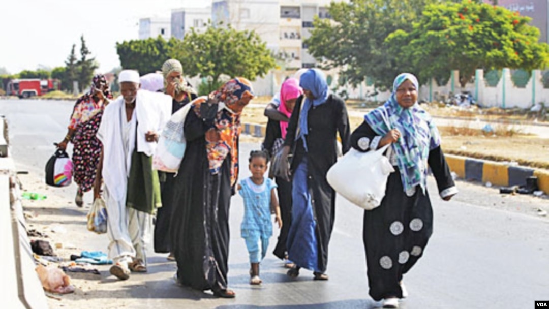 Warga Libya mengungsi dari pusat kota Tripoli untuk menghindari kemungkinan bentrokan pemberontak dan pendukung Gaddafi (26/8).