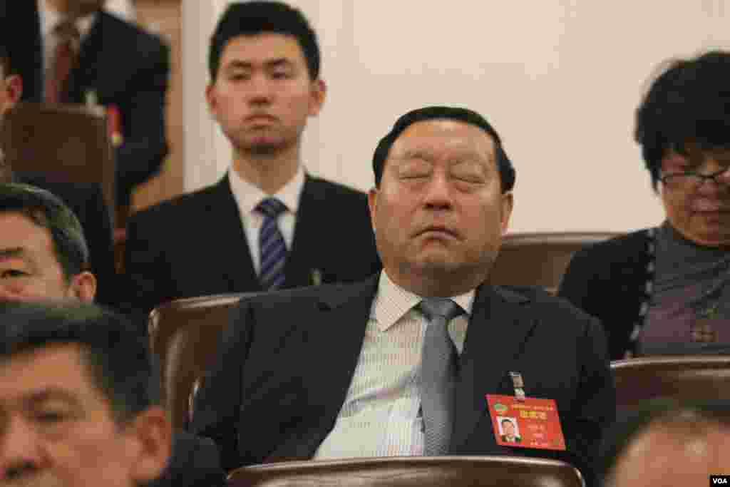 政协委员、前国家电网董事长刘振亚闭目养神(美国之音叶兵，艾伦拍摄)