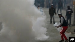 Warga Kashmir yang berunjukrasa terlibat bentrokan dengan serdadu paramiliter India di Srinagar (foto: AP Photo/Mukhtar Khan)