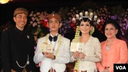 Kedua mempelai, Gibran Rakabuming dan istrinya Selvi Ananda, diapit ayahandanya Presiden Joko Widodo dan ibu negara, Iriana Joko Widodo, seusai akad nikah di Graha Saba Buana, Solo (Foto: Dokumen Panitia).