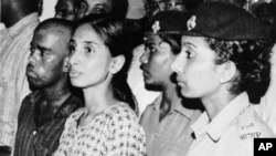 راجیو گاندھی کے قتل کیس کے سلسلے میں مشتبہ مجرموں مروگن عرف داس اور نلنی کو عدالت میں پیش کیا جا رہا ہے۔ 15 جون 1991