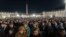 Католичките верници присуствуваат на ноќната молитва за папата Фрањо на плоштадот Свети Петар во Ватикан, недела, 2 март 2025 година.