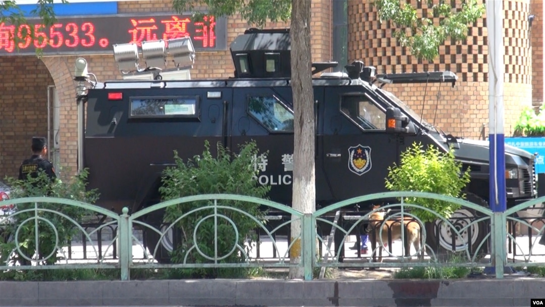 中国进入全民反恐模式 暴恐事件高发区的新疆提高警戒级别 （美国之音东方拍摄）