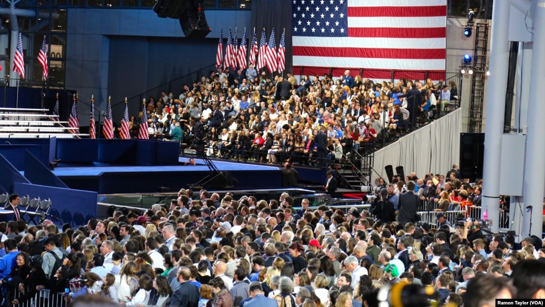 Para pendukung Hillary Clinton menghadiri acara pemilu di Jacob Javits Convention Center di New York (8/11). 