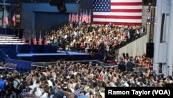 Para pendukung Hillary Clinton menghadiri acara pemilu di Jacob Javits Convention Center di New York (8/11). 