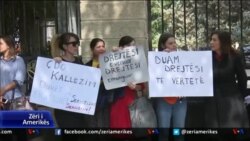 Shoqëria civile proteston para parlamentit pas dhunës ndaj Malokut