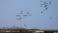 Gazze Şeridi'nde Hamas ile İsrail arasında çatışmalar sürerken havadan yardım sağlanıyor- 25 Nisan 2024.