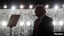 Siluet Presiden AS Donald Trump saat acara "Salute to America" dalam perayaan Hari Kemerdekaan di Lincoln Memorial, Washington DC, Kamis, 4 Juli 2019. (Foto: Reuters)