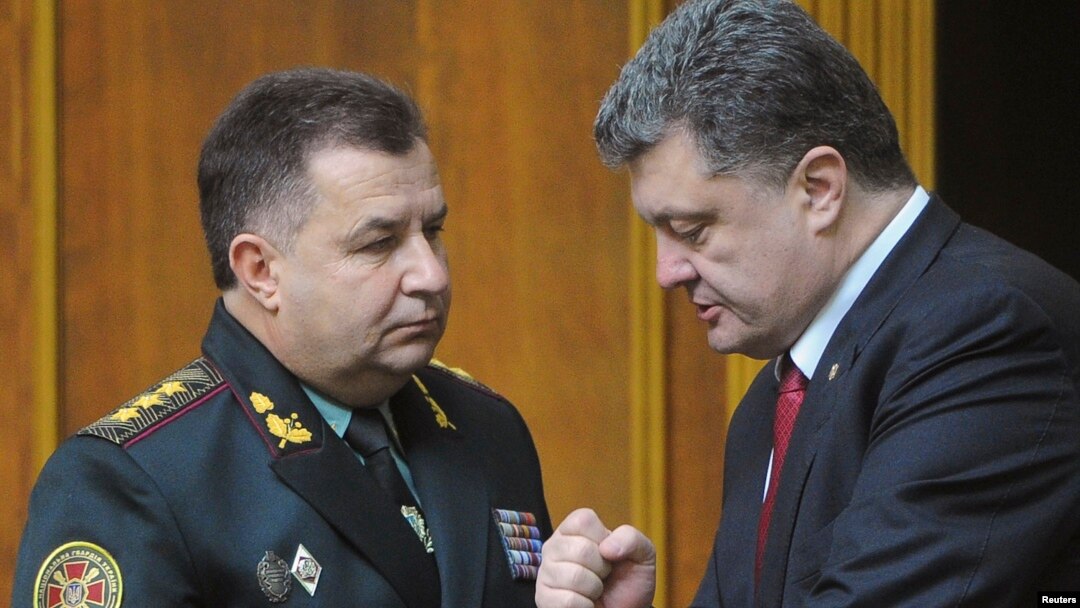 Pejabat keamanan Ukraina Stepan Poltorak (kiri) berbicara dengan Presiden Petro Poroshenko di Kyiv (foto: dok).