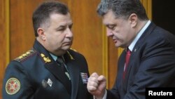乌克兰国民警卫队负责人斯捷潘.波尔托拉克(左)和波罗申科交谈