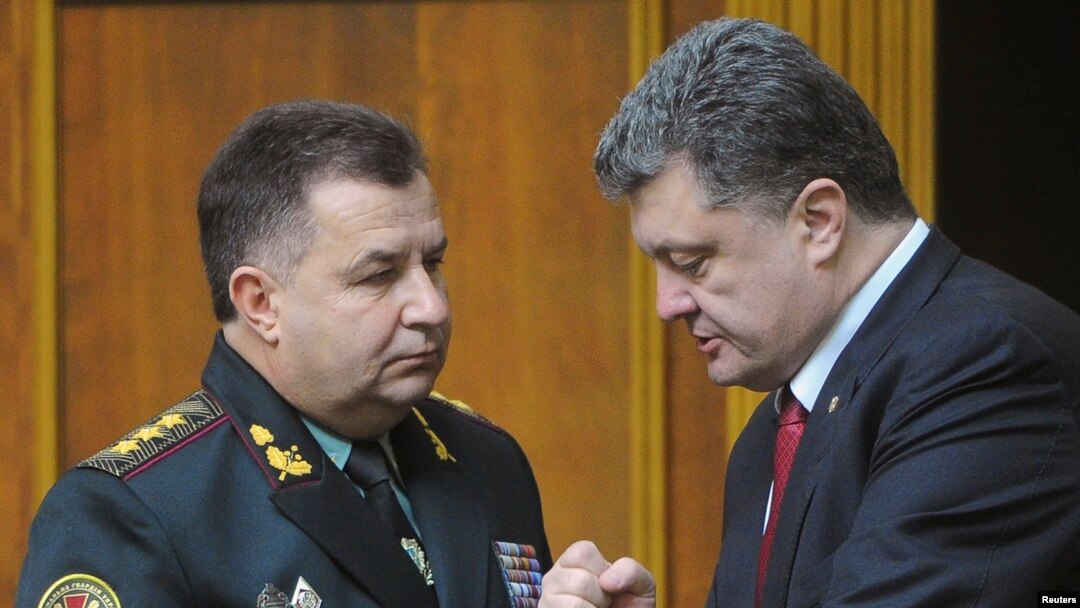 Menteri Pertahanan Baru Ukraina, Stepan Poltorak (kiri) bersama Presiden Ukraina Petro Poroshenko di Kyiv (14/10).