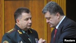 Menteri Pertahanan Baru Ukraina, Stepan Poltorak (kiri) bersama Presiden Ukraina Petro Poroshenko di Kyiv (14/10).