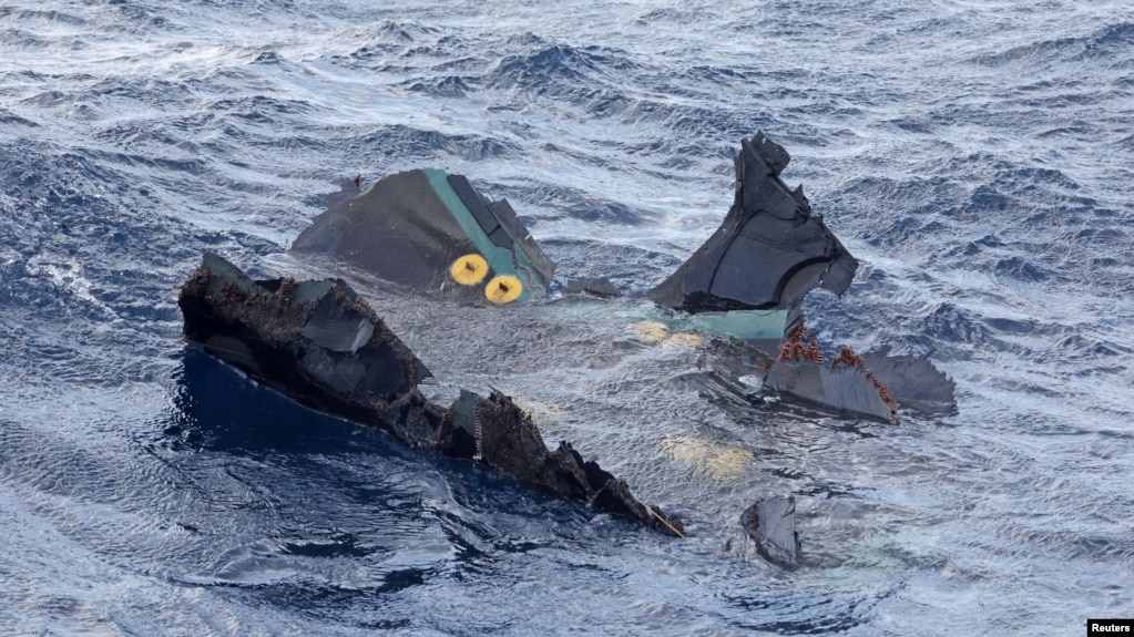 日本搜救人员2023年11月30日找到了据信是前一天坠海的一架美军V-22鱼鹰式倾斜旋翼机的残骸。（路透社转发共同社的照片）(photo:VOA)