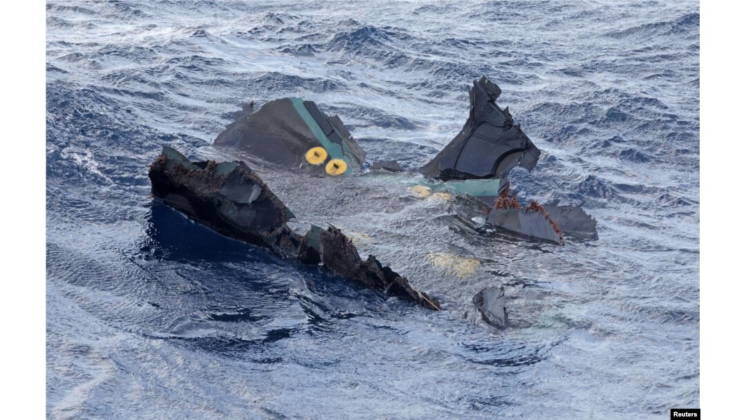 Sebuah benda terapung yang diyakini milik pesawat militer AS V-22 Osprey yang jatuh ke laut terlihat di lepas Pulau Yakushima. (Foto: Kyodo via Reuters)