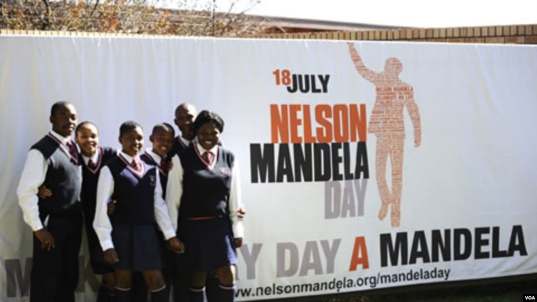 Warga Afrika Selatan memasang spanduk 'Hari Nelson Mandela' 18 Juli 2011 di Johannesburg.