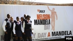 Warga Afrika Selatan memasang spanduk 'Hari Nelson Mandela' 18 Juli 2011 di Johannesburg.