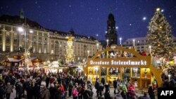 Suasana pasar Natal di Dresden, Jerman bagian timur, Rabu, 29 November 2023. (Foto: Jens Schlueter/AFP) 