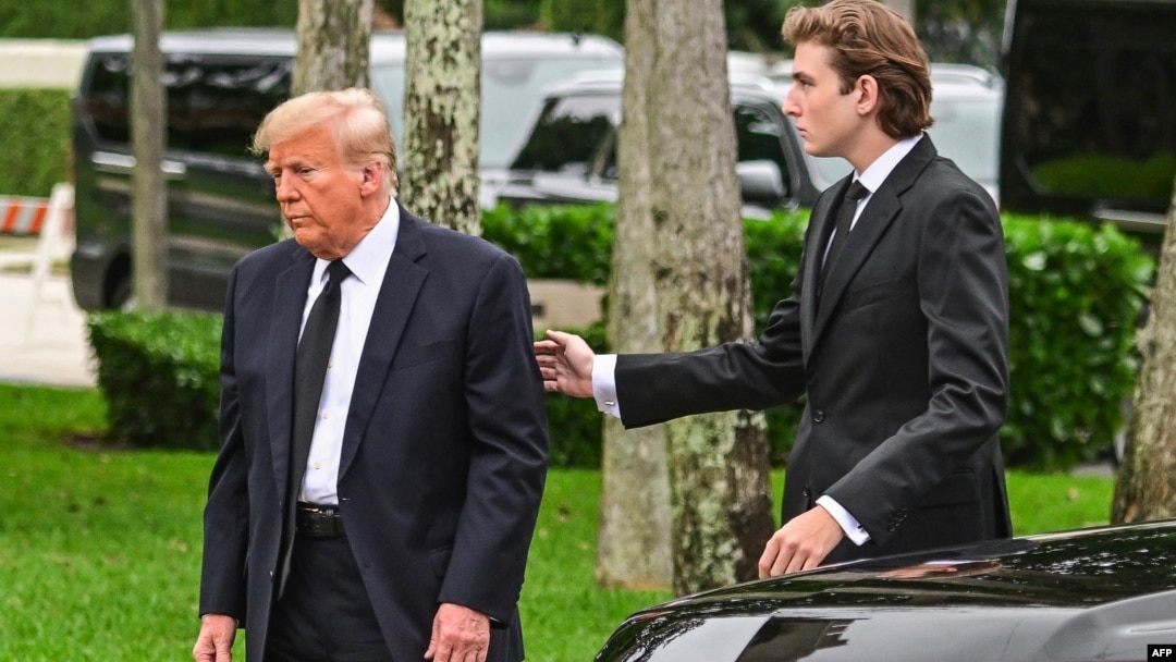 ARHIVA - Bivši američki predsjednik Donald Trampa sa sinom Baronom na sahrani majke bivše prve dame Melanije u Palm Biču, na Floridi (Foto: GIORGIO VIERA / AFP)