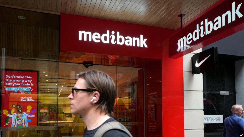澳大利亚保险公司Medibank在2022年披露一名黑客窃取了970万个现有客户及前客户的个人信息，并将这些数据发布在暗网上。（美联社）(photo:VOA)