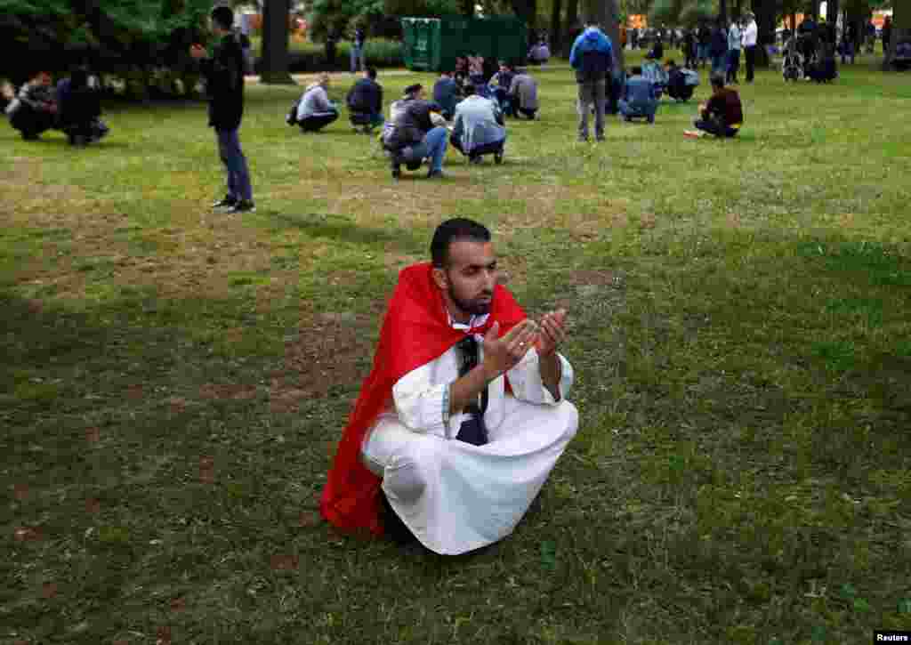 Seorang penggemar sepak bola melaksanakan salat Ied di St. Petersburg, Rusia, tempat berlangsungnya turnamen sepak bola Piala Dunia 2018, 15 Juni 2018. (Foto: Reuters)