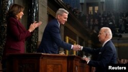 El presidente de EEUU, Joe Biden, (derecha) estrecha la mano del líder de la Cámara de Representantes, Kevin McCarthy (centro) , mientras la vicepresidenta Kamala Harris (izquierda) aplaude, durante el discurso del Estado de la Nación en el Capitolio, Washington, el 7 de febrero de 2023.