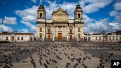 La Plaza de la Independencia, frente a la Catedral Metropolitana de la Ciudad de Guatemala, donde tradicionalmente se celebran actos por la fecha patria de Guatemala.