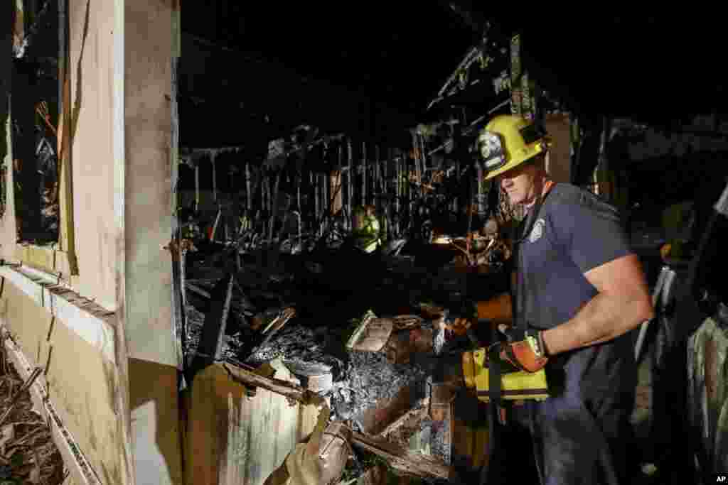 Un bombero mira una casa&nbsp;que se quemó después de un terremoto en Ridgecrest, California. El terremoto del viernes por la noche con una magnitud de aproximadamente 7.1 provocó incendios y causó varias lesiones. 