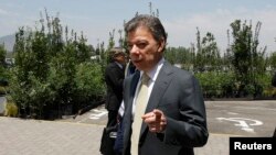 El presidente Juan Manuel Santos enfrenta un aluvión de críticas por la manera cómo avanzan las conversaciones con las FARC en La Habana.