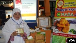 Dwi Puji Astuti, wirausaha muda pembuat 'Nugget Sayur' dalam pameran Wirausaha Mandiri Expo 2014 di Jakarta (15/1). (VOA/Andylala Waluyo)